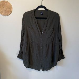 Torrid size 3x army green 💯 rayon blouse.